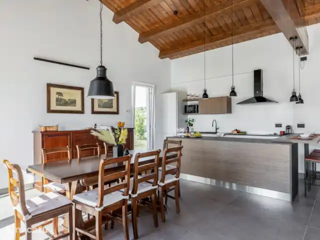 Grote woonkamer met open keuken
